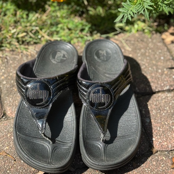 FitFlop Shiny Black Thong Sandals - Picture 1 of 12